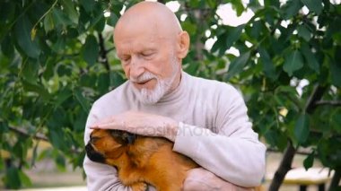 Dedesi ile bir köpek doğurmak Griffon