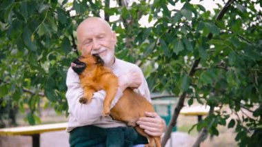 Dedesi ile bir köpek doğurmak Griffon