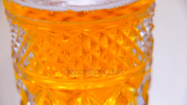 Een glas bier. Schuim op een glas — Stockvideo