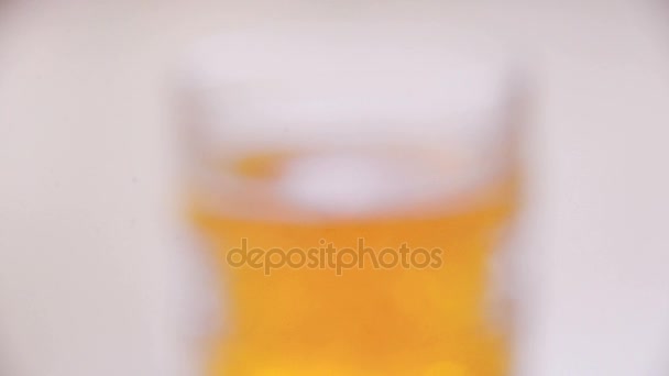 Un vaso de cerveza. Espuma en un vaso — Vídeos de Stock