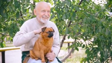 Dedesi ile bir köpek doğurmak Griffon