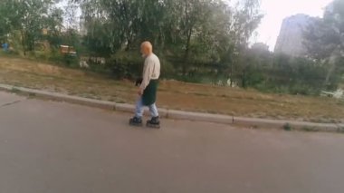 Büyükbaba Griffon doğurmak köpek ile silindir üzerinde rulo