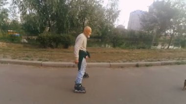 Büyükbaba Griffon doğurmak köpek ile silindir üzerinde rulo