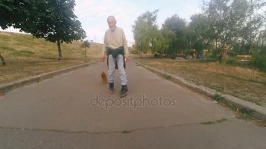 Büyükbaba Griffon doğurmak köpek ile silindir üzerinde rulo