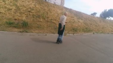 Büyükbaba Griffon doğurmak köpek ile silindir üzerinde rulo