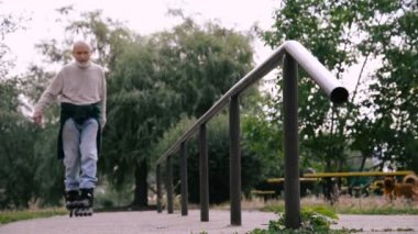 Büyükbaba Griffon doğurmak köpek ile silindir üzerinde rulo