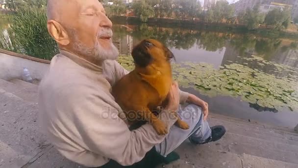 Opa rollt mit Hund der Rasse Gänsegeier auf Roller — Stockvideo