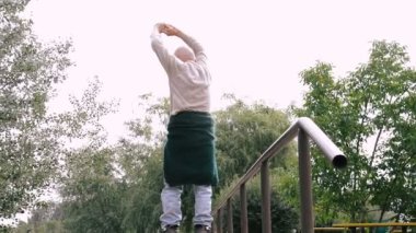 Büyükbaba Griffon doğurmak köpek ile silindir üzerinde rulo