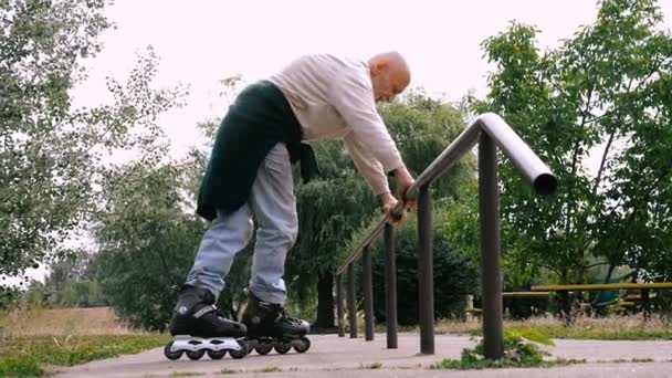 Grand-père roule sur rouleau avec un chien de la race Griffon — Video