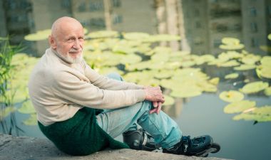 Büyükbaba ile silindir üzerinde rulo.