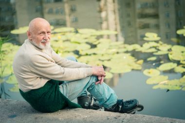 Büyükbaba ile silindir üzerinde rulo.