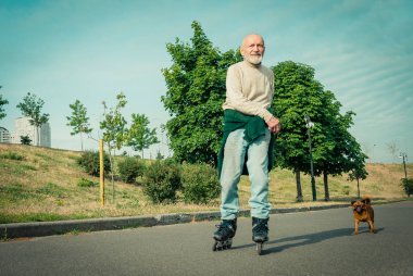 Büyükbaba Griffon doğurmak köpek ile silindir üzerinde rulo