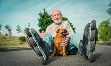 Büyükbaba Griffon doğurmak köpek ile silindir üzerinde rulo