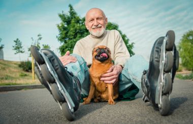 Büyükbaba Griffon doğurmak köpek ile silindir üzerinde rulo