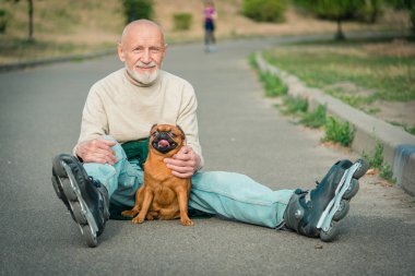 Büyükbaba Griffon doğurmak köpek ile silindir üzerinde rulo