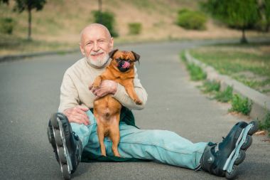 Büyükbaba Griffon doğurmak köpek ile silindir üzerinde rulo