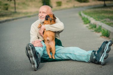 Büyükbaba Griffon doğurmak köpek ile silindir üzerinde rulo