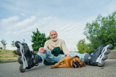 Büyükbaba Gryphon doğurmak köpek ile silindir üzerinde rulo