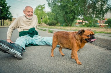 Büyükbaba Gryphon doğurmak köpek ile silindir üzerinde rulo