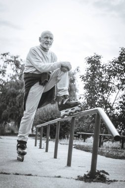 Büyükbaba Gryphon doğurmak köpek ile silindir üzerinde rulo