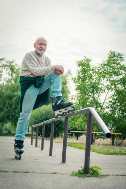 Büyükbaba Gryphon doğurmak köpek ile silindir üzerinde rulo