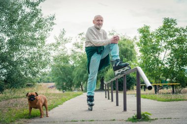 Büyükbaba Gryphon doğurmak köpek ile silindir üzerinde rulo