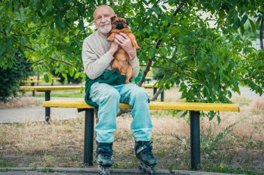 Büyükbaba Griffon doğurmak köpek ile silindir üzerinde rulo