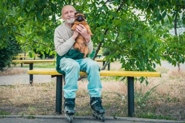 Büyükbaba Griffon doğurmak köpek ile silindir üzerinde rulo