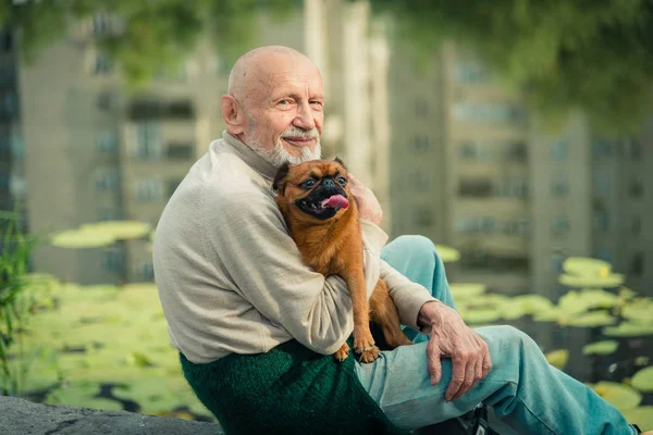 Avô com um cão da raça de Griffon — Fotografia de Stock