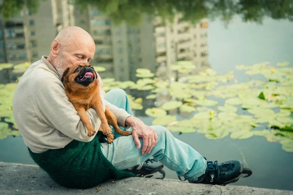 Dedesi ile bir köpek doğurmak Griffon