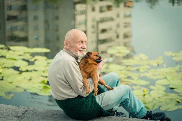 Opa met een hond van het RAS Griffon — Stockfoto