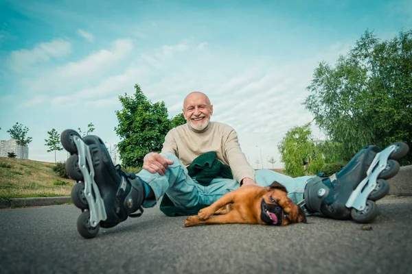 Opa rolt op roller met een hond van het RAS Gryphon — Stockfoto