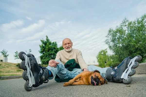 Büyükbaba Gryphon doğurmak köpek ile silindir üzerinde rulo