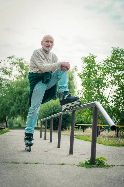 Opa rolt op roller met een hond van het RAS Gryphon — Stockfoto