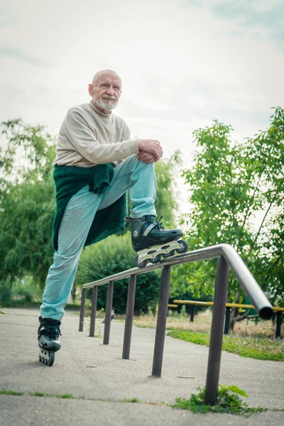 Büyükbaba Gryphon doğurmak köpek ile silindir üzerinde rulo