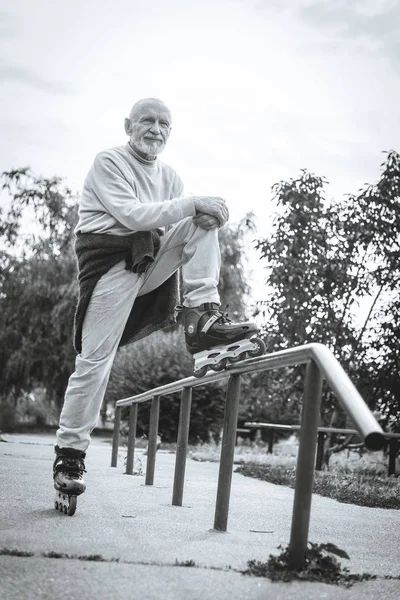 Büyükbaba Gryphon doğurmak köpek ile silindir üzerinde rulo