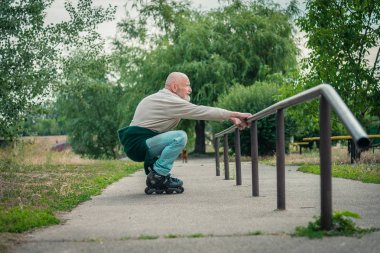 Büyükbaba Griffon doğurmak köpek ile silindir üzerinde rulo