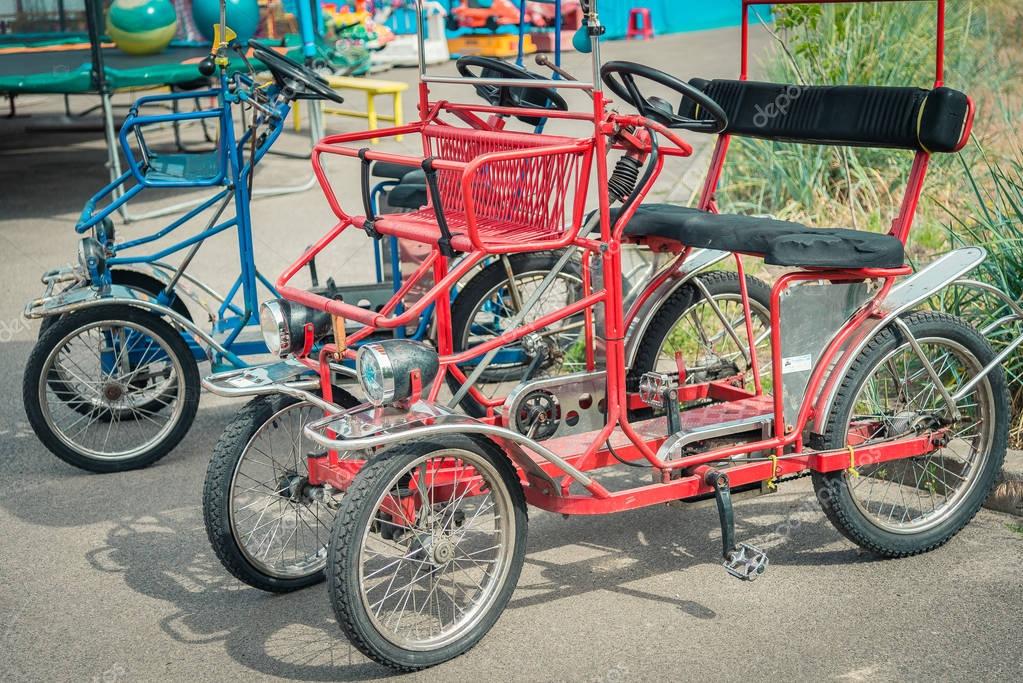 Fahrrad mit vier Rädern — Stockfoto © liukov 167831994