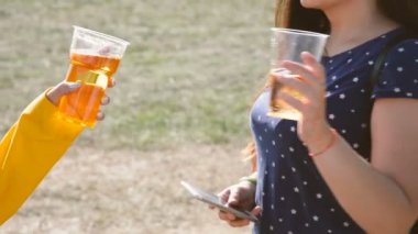 Bira. Eller bira tutun