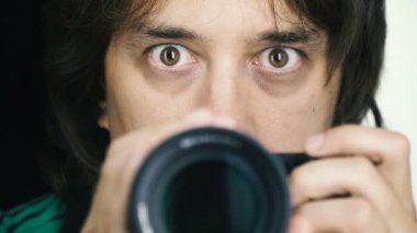 Kamera. Adam kendini kameraya vuruyor