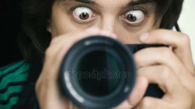 Kamera. Adam kendini kameraya vuruyor