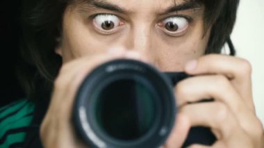 Kamera. Adam kendini kameraya vuruyor