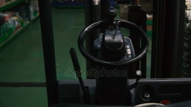 elektrikli forklift. Kask yükleyici kabin içinde yatıyor