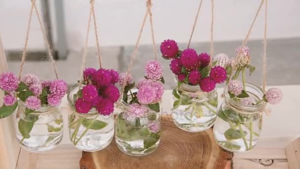 Dekorativa blommor i glas krukor — Stockvideo