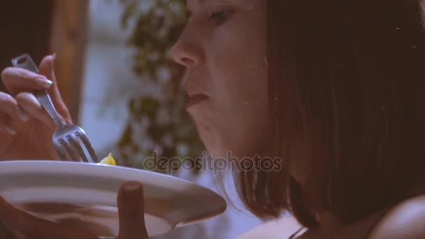 Födointag. Flickan är att äta. — Stockvideo