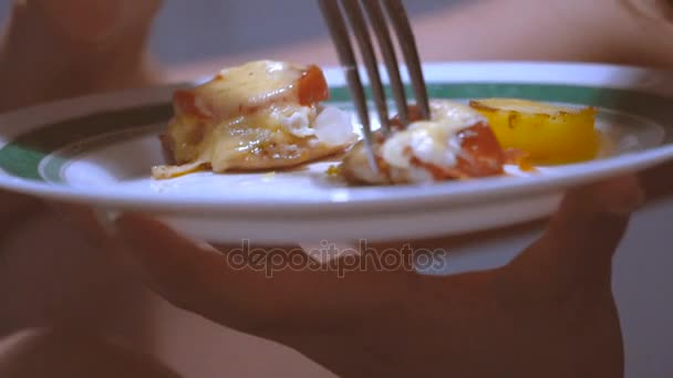 Födointag. Flickan är att äta. — Stockvideo