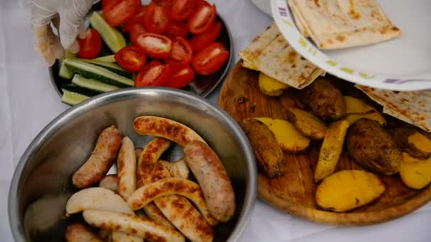 Comida. Patatas fritas y embutidos — Vídeos de Stock