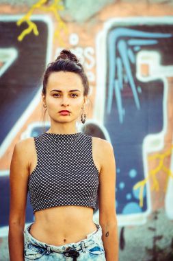 Bir kız boyalı duvarlar ile şehrin arka planda.