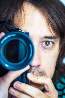 Kamera. Adam kendini kameraya vuruyor