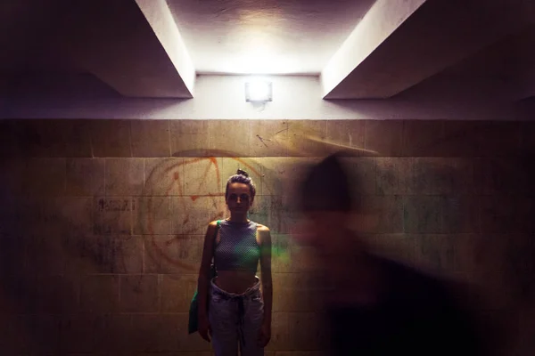 Una chica en el fondo de la ciudad con paredes pintadas . — Foto de Stock